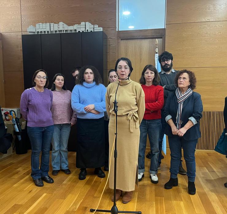 María Lago, alcaldesa Muros, Antía Alberte, concelleira de medio ambiente de Ribeira e Rosana Pérez, deputada do mar, nunha rolda de prensa sobre a crise dos pellets 