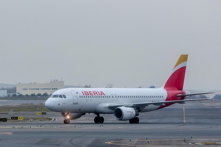 Un avión da aerolínea Iberia no aeroporto 