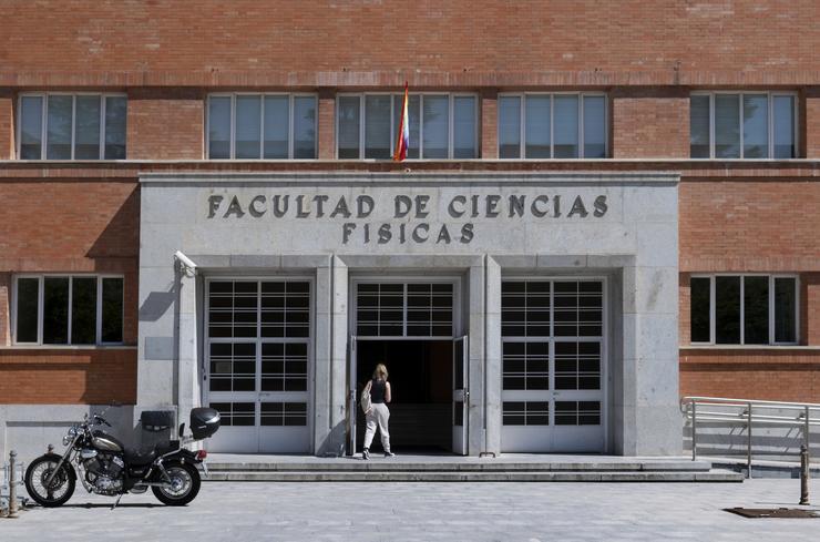 Arquivo - Fachada da Facultade de Ciencias Físicas o día do exame da convocatoria extraordinaria da Avaliación para o Acceso á Universidade (EvAU), na Facultade de Ciencias Físicas da UCM, a 4 de xullo de 2023, en Madrid (España). Os a. Alberto Ortega - Europa Press - Arquivo