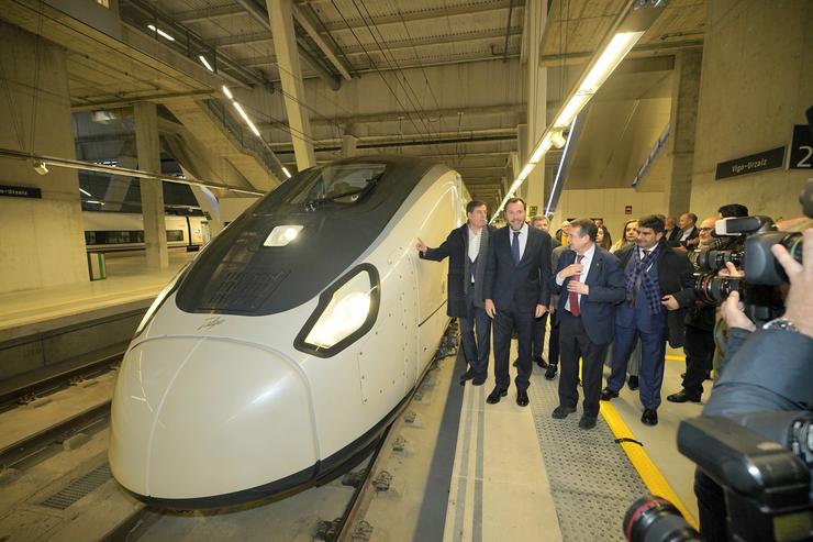 (I-D) O candidato do PsdeG á Xunta, Xosé Ramón Gómez Besteiro; o ministro de Transportes e Mobilidade Sustentable, Óscar Ponte e o alcalde de Vigo, Abel Caballero, tras a chegada do primeiro Avril en probas á estación Vigo, a 5 de xaneiro de 2024.. Javier Vázquez - Europa Press / Europa Press
