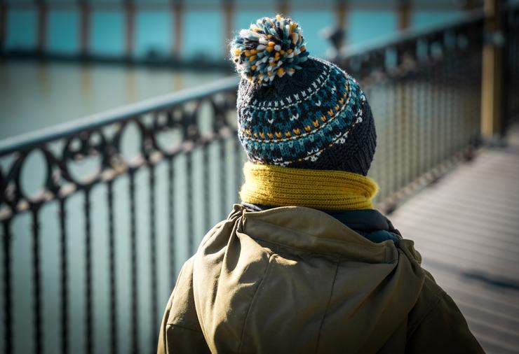 Un neno abrigado con gorro e bufanda 