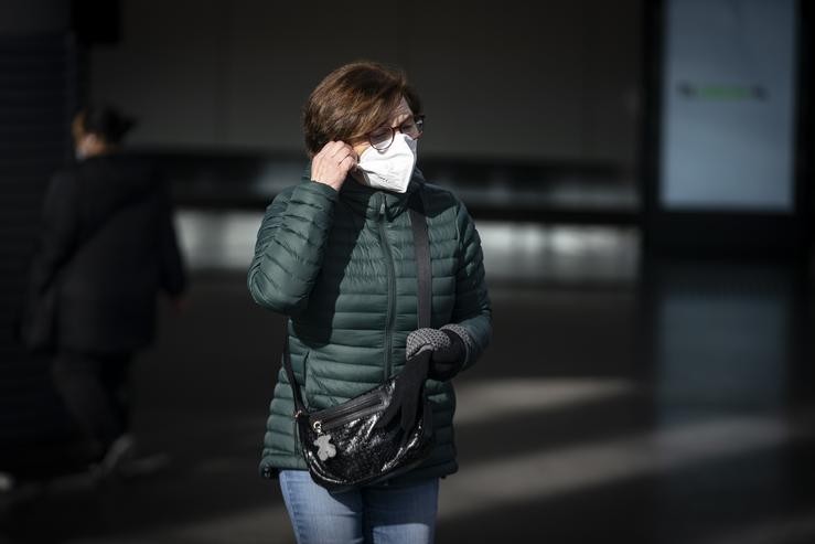 Arquivo - Unha muller con máscara na estación Porta de Atocha-Almudena Grandes, a 26 de xaneiro de 2023, en Madrid (España). Durante unha entrevista, a portavoz do Executivo informou que despois do seguimento e análise da última fase da i. A. Pérez Meca - Europa Press - Arquivo / Europa Press