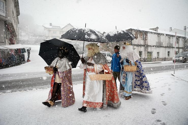 Os Reis Meigos refúxianse da neve á súa chegada a Pedrafita do Cebreiro, a 5 de xaneiro de 2023, en Pedrafita do Cebreiro / Carlos Castro