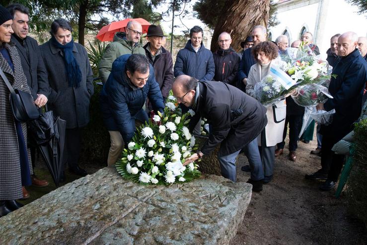 O conselleiro de Cultura, Educación, FP e Universidades, Román Rodríguez, o director xeral de Cultura, Anxo M. Lorenzo, e a alcaldesa de Santiago, Goretti Sanmartín, na ofrenda floral a Valle-Inclán e Díaz Pardo / XUNTA