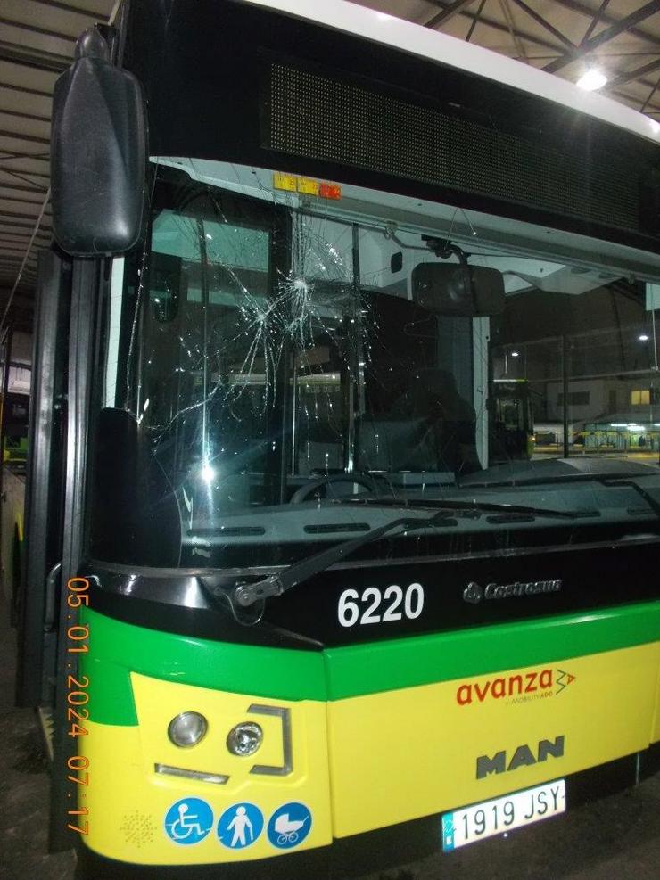 Autobús da liña 15A de Vitrasa, concesionaria do bus urbano de Vigo, tras sufrir un ataque o 4 de xaneiro de 2024 / VITRASA