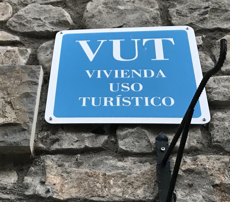 Arquivo - Cartel de Vivenda de Uso Turístico (VUT). EUROPA PRESS - Arquivo / Europa Press