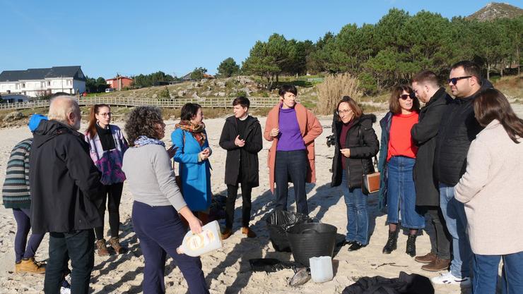 A portavoz nacional do BNG, Ana Pontón, comproba a situación das praias de Muros. BNG 