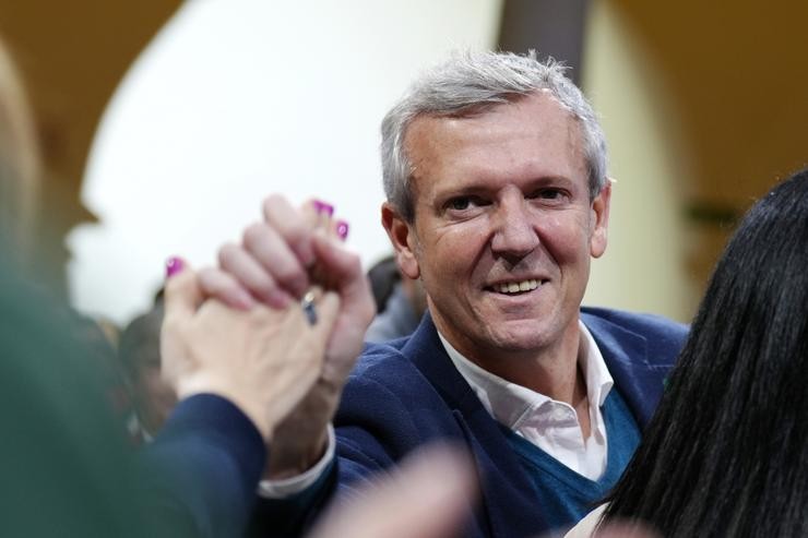 O presidente da Xunta, Alfonso Rueda, saúda durante o acto de proclamación como candidato do PP á Xunta / Álvaro Ballesteros - Arquivo