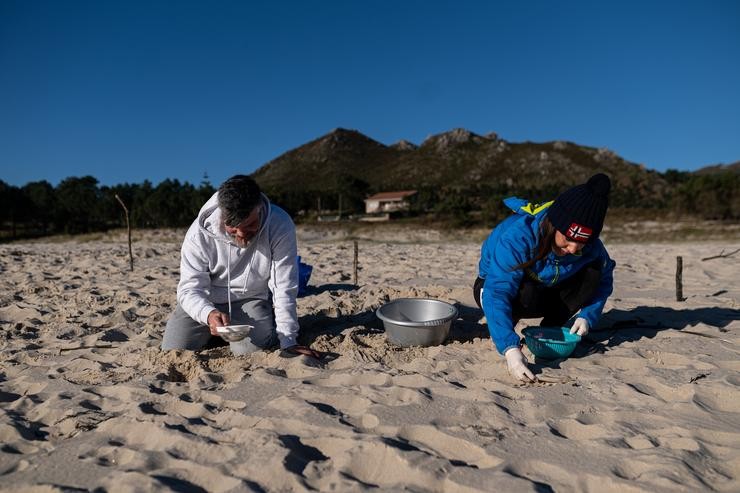Voluntarios fan unha recollida de pellets da area / Elena Fernández / Europa Press