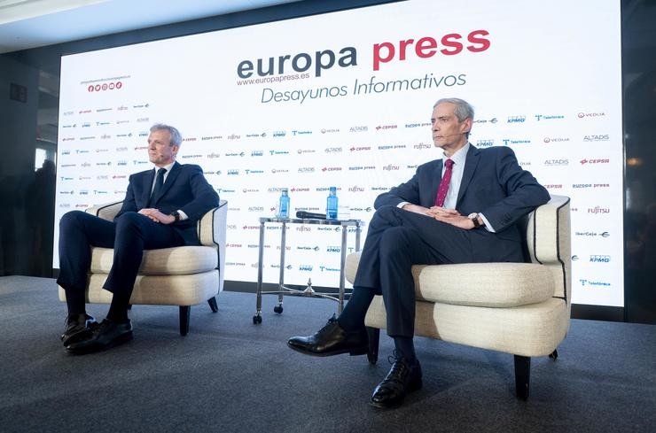 O candidato do PP ás eleccións galegas, Alfonso Rueda, e o director de Europa Press, Javier García Vila, durante un Almorzo Informativo de Europa Press / Alberto Ortega - Europa Press 