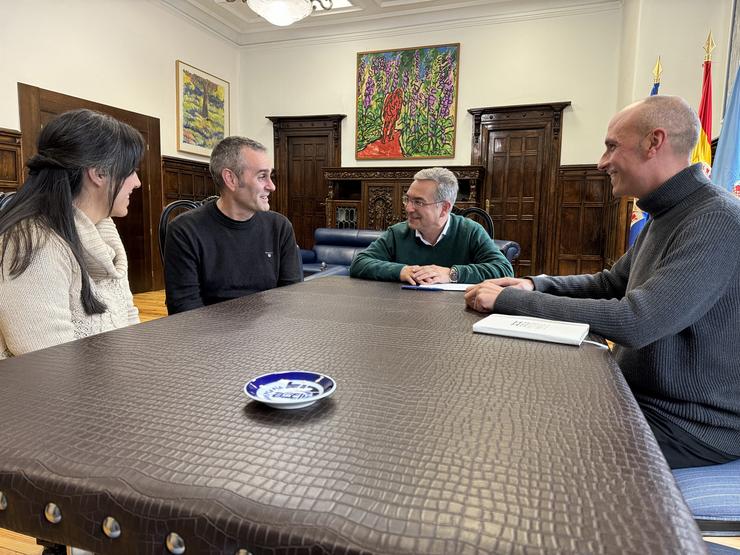 O presidente da Deputación de Ourense, Luís Menor, con responsables da Academia Galega do Audiovisual. DEPUTACIÓN DE OURENSE / Europa Press