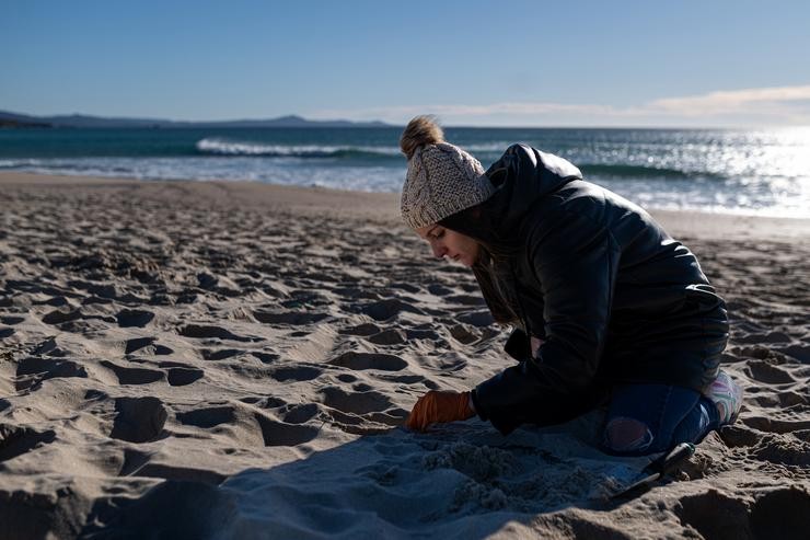 Voluntarios fan unha recollida de pellets de microplásticos da area, Galicia tras a contaminación masiva da costa galega con plástico /  Elena Fernández 