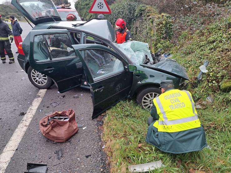 Unha muller resulta ferida grave tras chocar o seu vehículo contra un camión na N.541 en Boborás (Ourense), o 9 de xaneiro de 2024.. GARDA CIVIL 