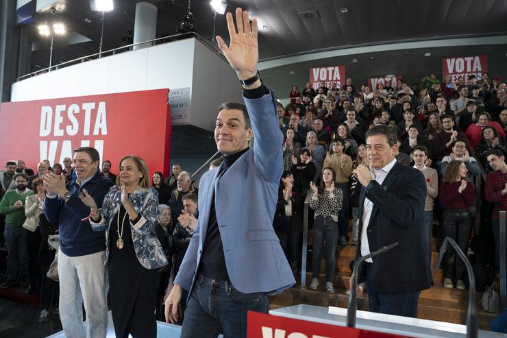 O ministro de Agricultura, Pesca e Alimentación, Luís Planas (i), o secretario xeral do PSOE e presidente do Goberno, Pedro Sánchez (2d), e o candidato do PSdeG para a Presidencia da Xunta, José Ramón Gómez Besteiro (d), durante un mitin de c. Adrián Irago - Europa Press