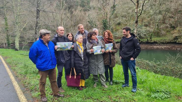 A candidata de Podemos Galicia, Isabel Faraldo, mantén un encontro coa asociación de propietarios das Fragas do Eume / PODEMOS GALICIA / Europa Press