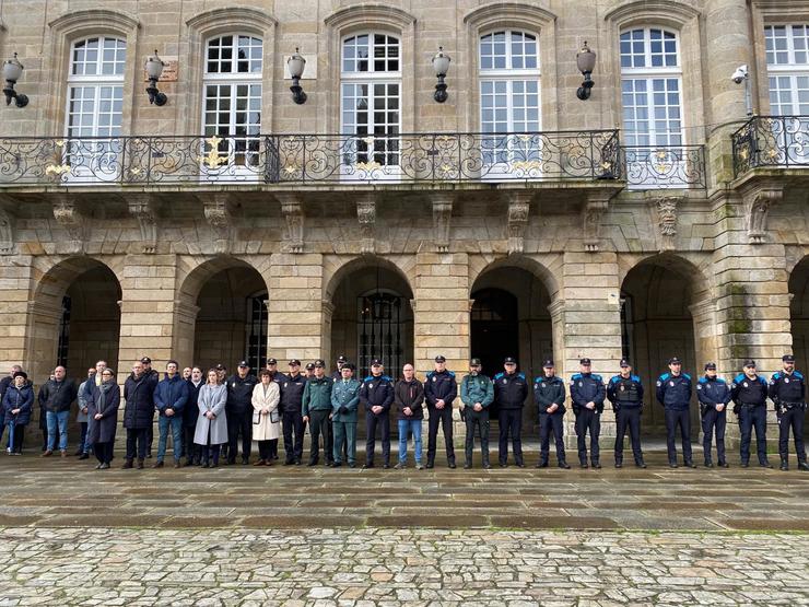 A alcaldesa de Santiago, Goretti Sanmartín, xunto a concelleiras e membros das Forzas e Corpos de Seguridade, no minuto de silencio gardado este luns polos gardas civís falecidos en Barbate. En Santiago, a 12 de febreiro de 2024 / Europa Press