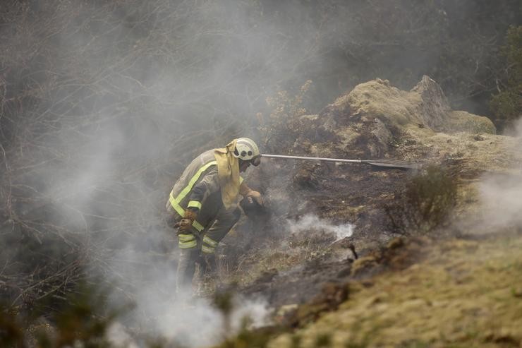 Un brigadista  traballa para extinguir as chamas nun incendio forestal, en Baleira, en marzo de 2023 