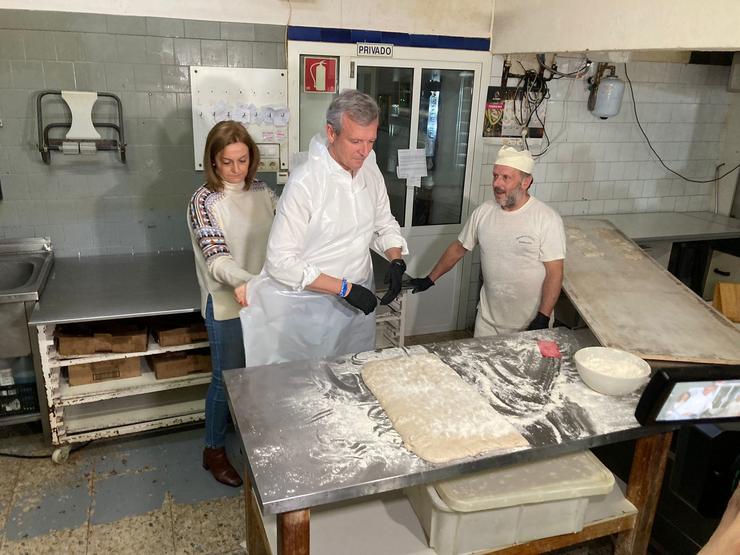 Rueda, nunha panadaría en Boqueixón.