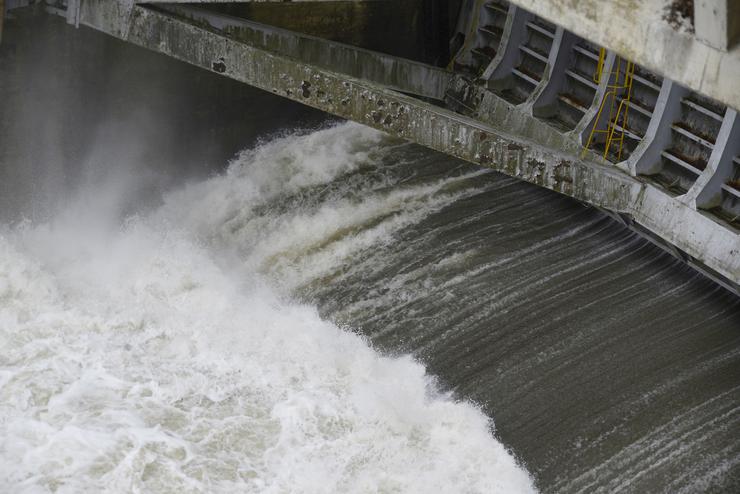 O encoro de Velle liberando auga do río Miño / Rosa Veiga - Arquivo