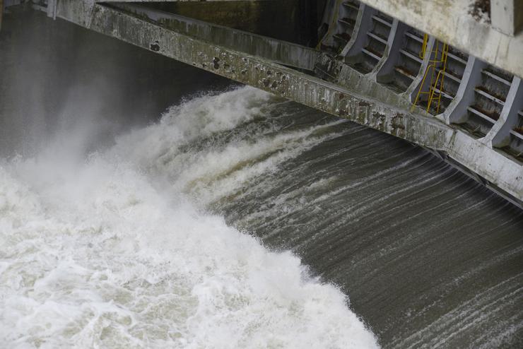 Arquivo - O encoro de Velle liberando auga do río Miño, a 4 de novembro de 2023, en Ourense, Galicia (España). A borrasca Domingos deixou na provincia de Ourense 32 incidencias, entre as que se atopan a caída de árbores, desprendementos. Rosa Veiga - Europa Press - Arquivo / Europa Press