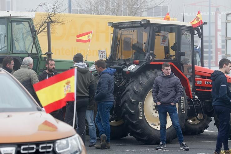 Agricultores e os seus tractores durante unha concentración no Polígono Industrial dás Gándaras, a 6 de febreiro de 2024, en Lugo, Galicia (España). Agricultores e gandeiros de toda España sacaron os seus tractores ás estradas desde esta madrugada para p. Carlos Castro - Europa Press / Europa Press