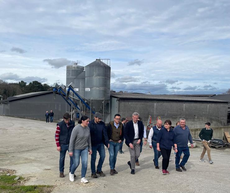 O presidente da Xunta e candidato do PPdeG á reelección, Alfonso Rueda, durante a súa visita este mércores ás instalacións da explotación gandeira 