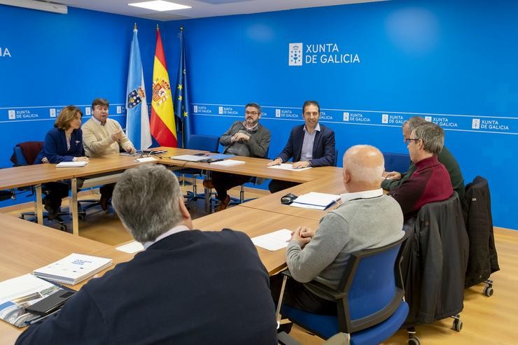 O conselleiro do Mar, Alfonso Villares, acompañado polo director xeral de Pesca, Acuicultura e Innovación Tecnolóxica, Antonio Basanta, mantén un encontro cos representantes das federacións de confrarías / CONCHI PAZ