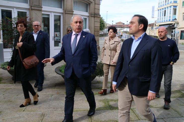 O secretario provincial do PSOE de Lugo, José Tomé, e o ministro de Exteriores, José Manuel Albares, en Monforte / PSOE LUGO