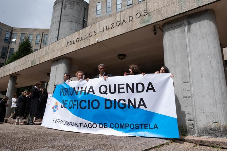 Arquivo - Avogados da quenda de oficio suxeitan unha pancarta durante unha manifestación, a 12 de xullo de 2023, en Santiago de Compostela, A Coruña, Galicia (España). A esta folga, convocada polo Sindicato de Avogados Venia, foron convocados a letra. César Arxina - Europa Press - Arquivo