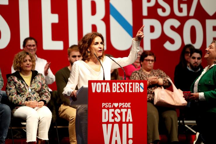 A ministra de Facenda e vicepresidenta primeira do Goberno, María Jesús Montero, intervén nun mitin, no Auditorio Municipal Cinema Alovi das Pontes.. Raúl Lomba - Europa Press / Europa Press