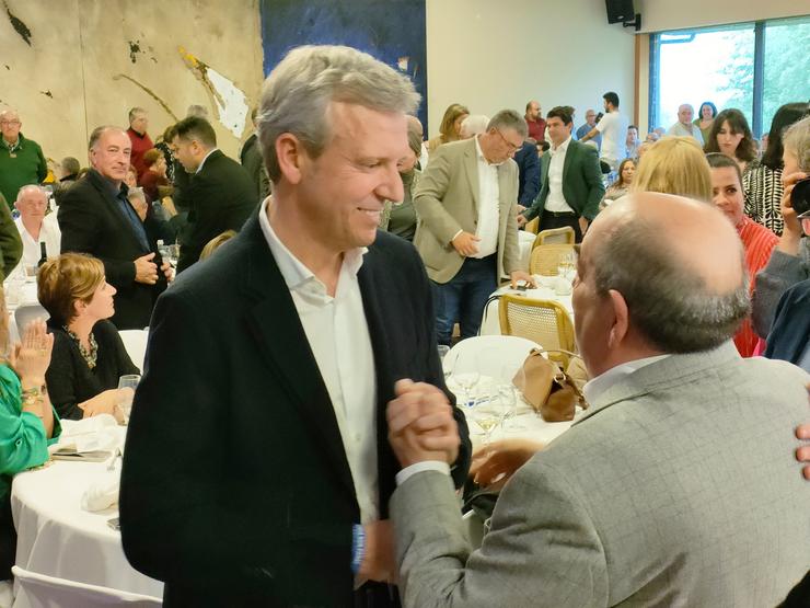 O candidato do PPdeG á presidencia da Xunta, Alfonso Rueda, nun comida mitin en Redondela, a 15 de febreiro de 2024. / Europa Press