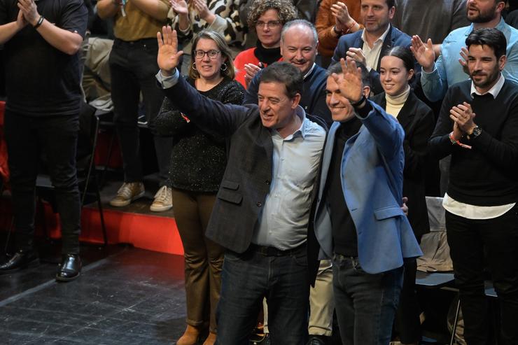 O secretario xeral do PSOE e presidente do Goberno, Pedro Sánchez (d) e o candidato do PSdeG á Xunta de Galicia, José Ramón Gómez Besteiro (e), durante un mitin de campaña do PSdeG /  M. Dylan - Europa Press