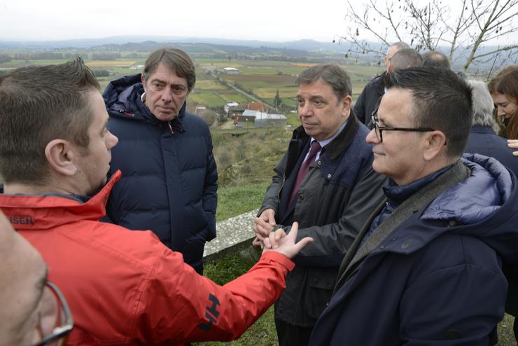 O ministro de Agricultura, Pesca e Alimentación, Luís Planas (c) e o conselleiro de Medio Rural da Xunta de Galicia, José González (d), durante unha visita á zona de regadíos de Nova Limia, a 19 de xaneiro de 2023, en Xinzo  de Limia 
