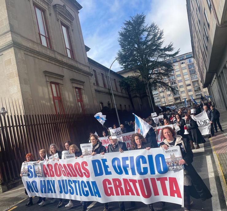 Avogados e procuradores da quenda de oficio maniféstanse polas rúas de Santiago de Compostela. / Europa Press