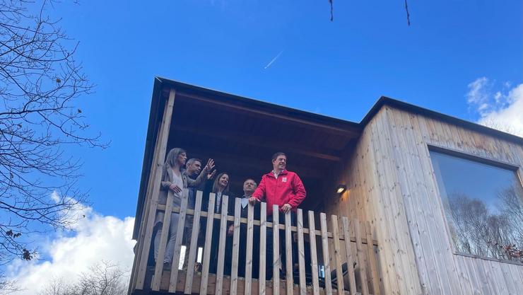 O candidato do PSdeG  á presidencia da Xunta, José Ramón Gómez Besteiro, asomado ao balcón dunha das cabanas do glamping Cabanas dás Chousas no seu último acto de campaña en Lugo. En Lugo, a 16 de febreiro de 2024 