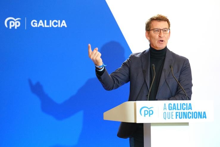 O presidente nacional do PP, Alberto Núñez Feijóo, intervén durante un mitin electoral do PPdeG, no Hotel NH Collection Santiago de Compostela, a 15 de febreiro de 2024, en Santiago de Compostela 