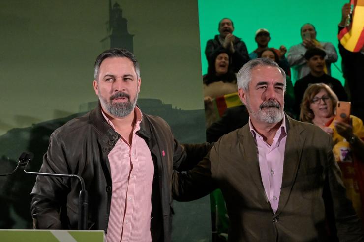O presidente de Vox, Santiago Abascal, no mitin de peche de campaña xunto ao candidato da formación á Presidencia, Álvaro Díaz-Mella / M. DYLAN - Arquivo
