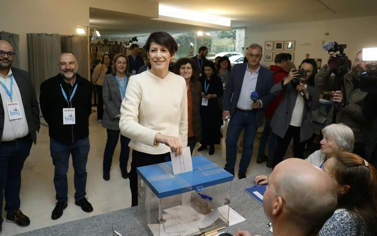 A candidata nacionalista, Ana Pontón, a primeira en votar este domingo, 18 de febreiro de 2024 / X
