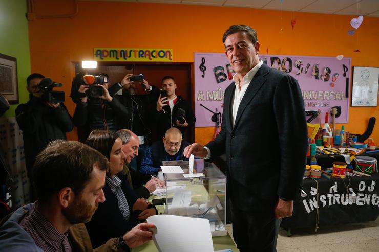 O candidato do PSdeG á Xunta de Galicia, Xosé Ramón Gómez Besteiro, exerce o seu dereito a voto, no CEIP Rosalía de Castro, a 18 de febreiro de 2024, en Lugo / Carlos Castro