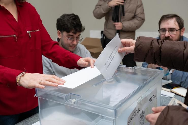 Unha persoa exerce o seu dereito a voto, no Centro Galego de Arte Contemporánea (CGAC), a 18 de febreiro de 2024, en Santiago de Compostela / César Arxina