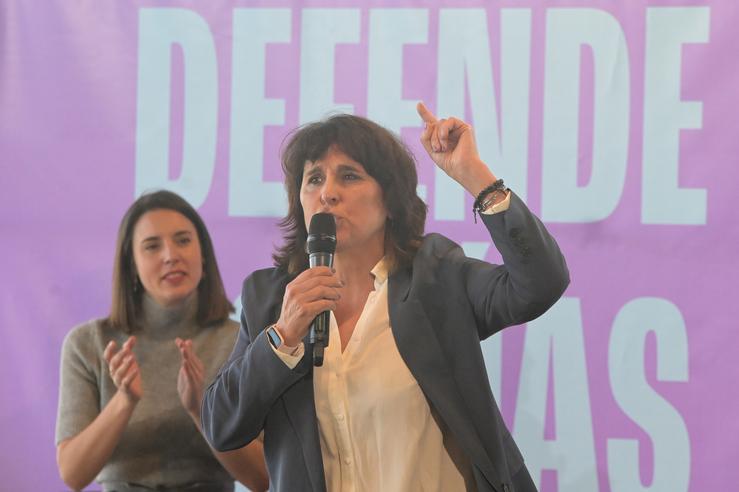 A exministra de Igualdade, Irene Montero (i), e a candidata do seu partido á Presidencia da Xunta, Isabel Faraldo (d), durante un acto de campaña de Podemos, no Palacio de Exposicións e Congresos Palexco, a 10 de febreiro de 2024, na Coruña / Dylan - Arquivo