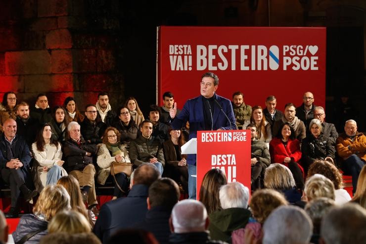 José Ramón Gómez Besteiro, intervén durante un mitin previo á pegada de carteis. Carlos Castro - Europa Press / Europa Press