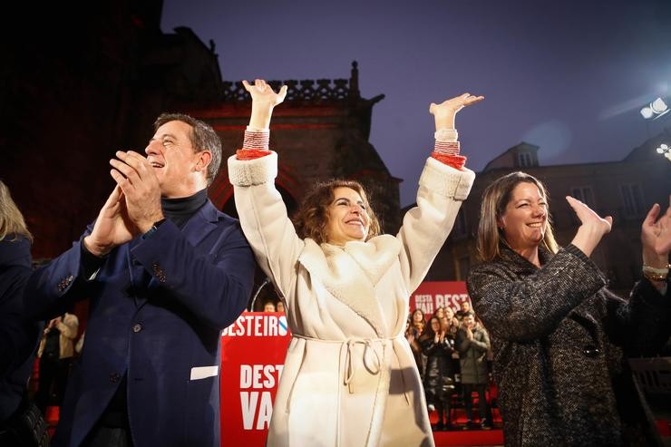 A vicepresidenta primeira do Goberno e ministra de Facenda, María Jesús Montero (c) e o candidato do Partido dos Socialistas de Galicia (PSdeG) á Presidencia da Xunta, José Ramón Gómez Besteiro durante un mitin / Carlos Castro - Europa Press / Europa Press