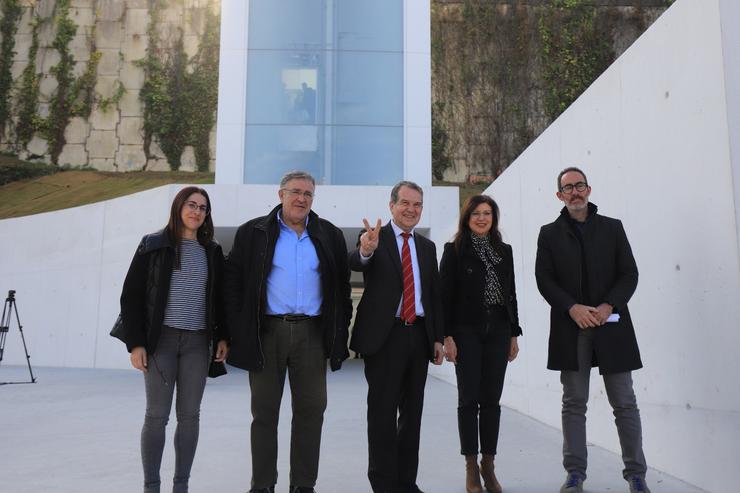 Visita do alcalde de Vigo, Abel Caballero, e os concelleiros María José Caride e Javier Pardo ao ascensor Halo. / Europa Press