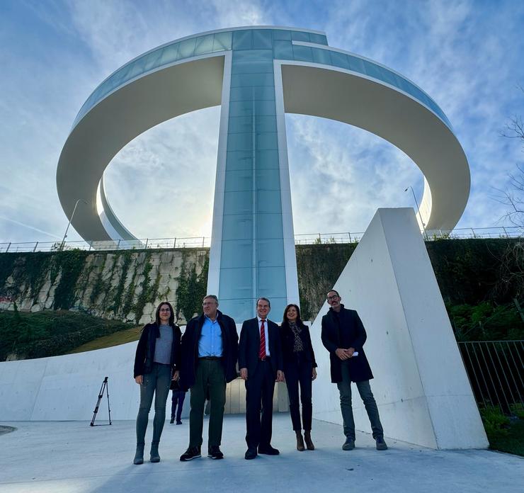 O alcalde de Vigo, Abel Caballero, con varios concelleiros, nunha visita ao ascensor Halo, a 20 de febreiro de 2024 / CONCELLO DE VIGO