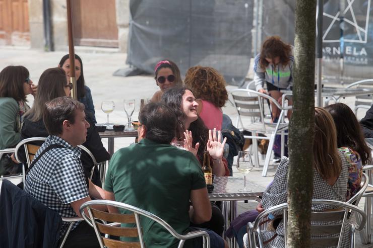 Arquivo - Varios clientes sentados na terraza dun establecemento, a 31 de xullo de 2021, na Mariña, Lugo, Galicia (España). A zona da Mariña Lucense, que se sitúa na provincia de Lugo e abarca os concellos de Alfoz, Barreiros, Burela,. Carlos Castro - Europa Press - Arquivo 