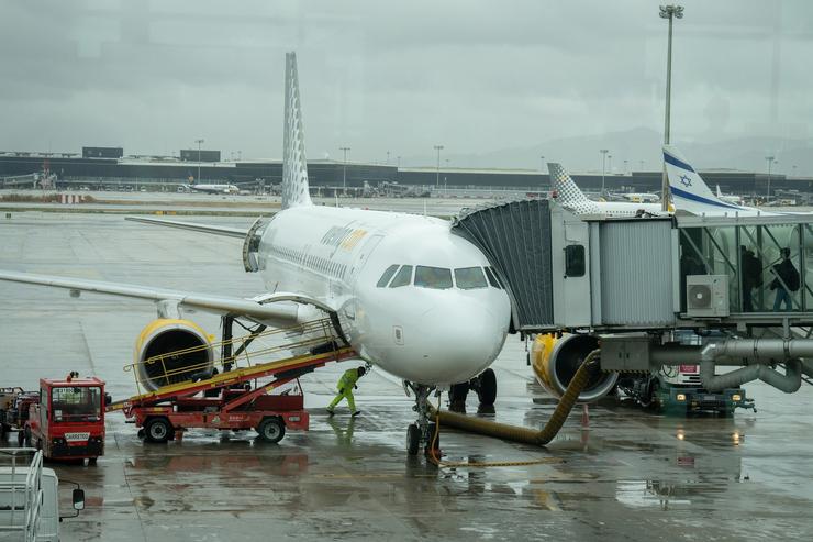 Un avión aparcado na pista no aeroporto do Prat / David Zorrakino - Arquivo