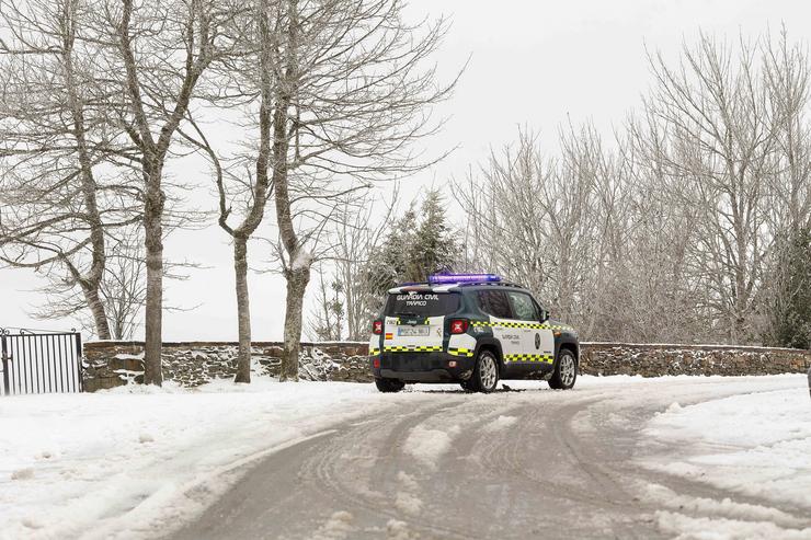 Un vehículo da Garda Civil nun camiño nevado en Pedrafita do Cebreiro / Carlos Castro - Europa Press