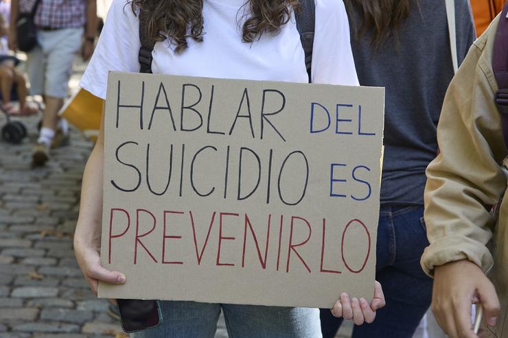 Unha persoa mostra unha pancarta durante unha manifestación para esixir un  Plan Nacional de Prevención do Suicidio / S. Jesús Hellín - Europa Press