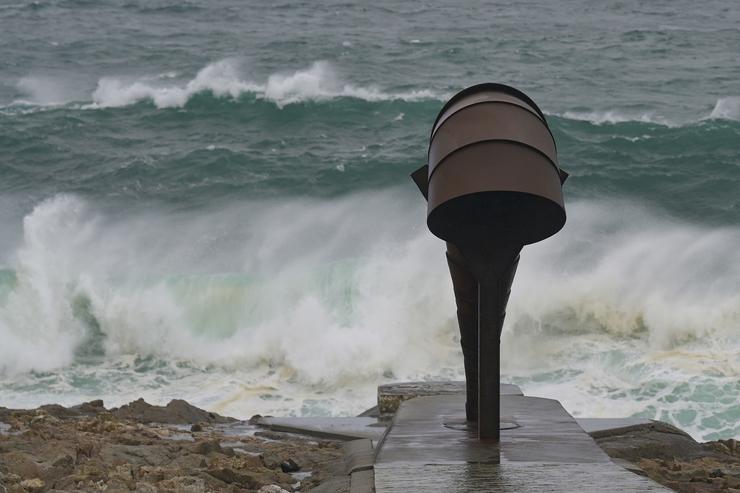 Ondas durante a fronte meteorolóxica. M. Dylan - Europa Press / Europa Press